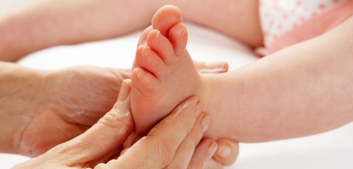 Masaje de pies para bebés: cuidar a su bebé