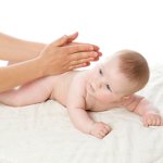 Cómo hacer un masaje de bebé Cómo hacer un masaje de bebé