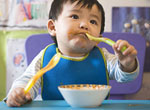 ¿Cómo enseñarle a un niño a comer con cuchara y tenedor?