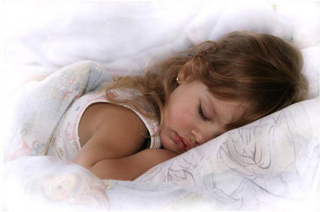 ¿Cómo enseñarle a un niño a dormir en su cuna?