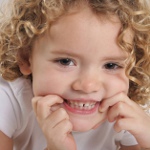 ¿Por qué el niño rechina los dientes?