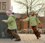 Jugar juegos con niños al aire libre Jugar juegos con niños al aire libre