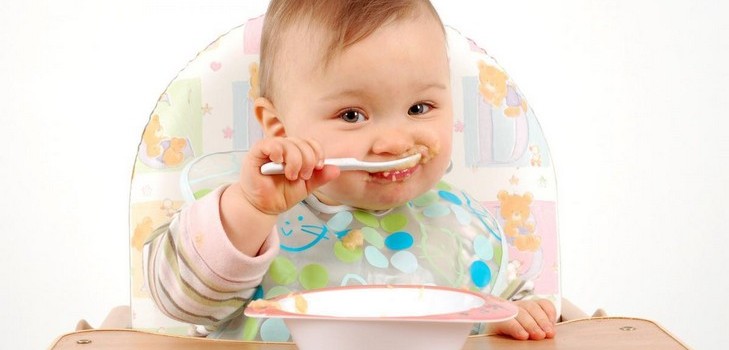 Alimentando al bebé por mes
