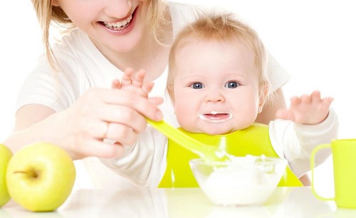 Alimentando al bebé por mes