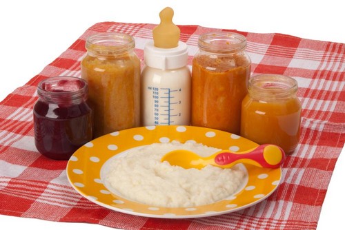 Alimentando al bebé por mes