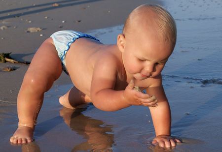 Un niño está caminando en la playa
