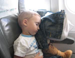 En un avión y en un tren con un niño pequeño En un avión y en un tren con un niño pequeño