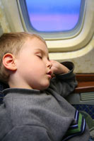 En un avión y en un tren con un niño pequeño En un avión y en un tren con un niño pequeño