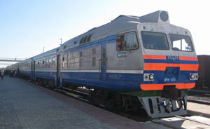 En un avión y en un tren con un niño pequeño En un avión y en un tren con un niño pequeño