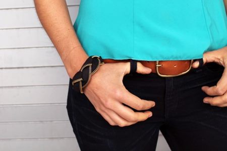 Pulsera trenzada en el brazo
