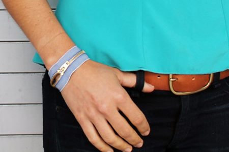 Pulsera para jeans con estilo en el brazo