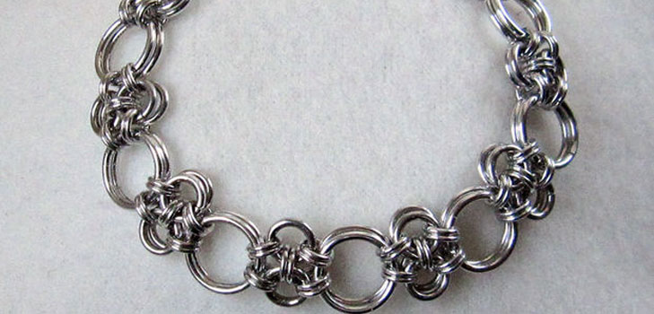  Pulsera hecha de anillos 