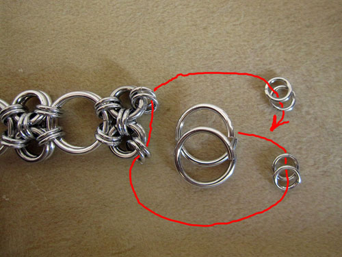 Adjunte los dos anillos grandes a los cuatro pequeños