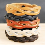 Aprendiendo a tejer brazalete de cuero