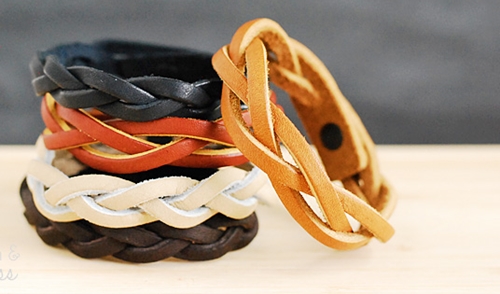 Aprendiendo a tejer brazalete de cuero