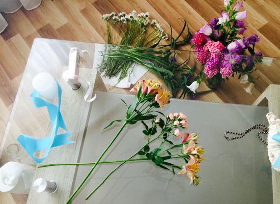 Combinación de alstroemeria y una rosa pequeña para un ramo