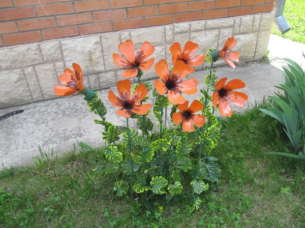 Flores de botellas de plástico: una clase magistral para hacer artesanías plásticas con sus propias manos Flores de botellas de plástico: una clase magistral para hacer artesanías plásticas con sus propias manos