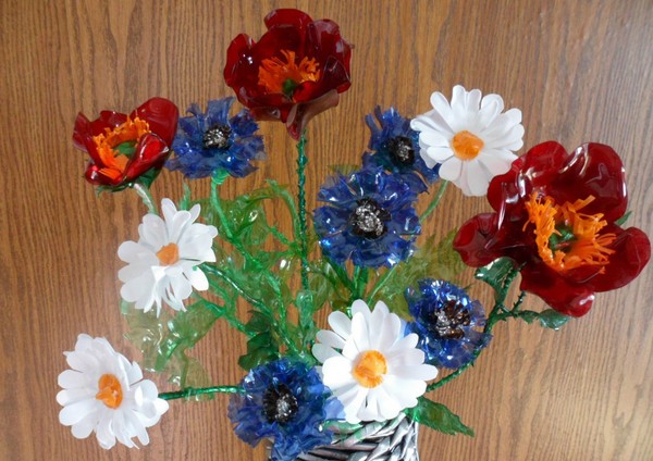 Flores de botellas de plástico: una clase magistral para hacer artesanías plásticas con sus propias manos