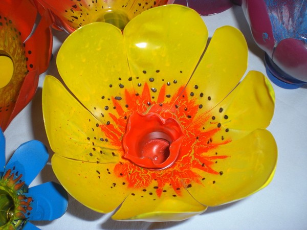 Flores de botellas de plástico: una clase magistral para hacer artesanías plásticas con sus propias manos Flores de botellas de plástico: una clase magistral para hacer artesanías plásticas con sus propias manos