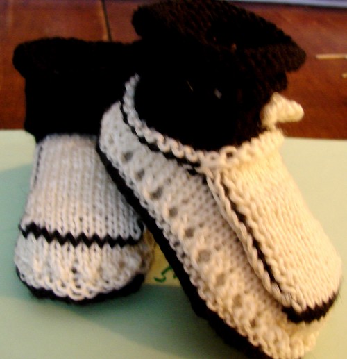 Botines en blanco y negro con agujas de tejer para el verano