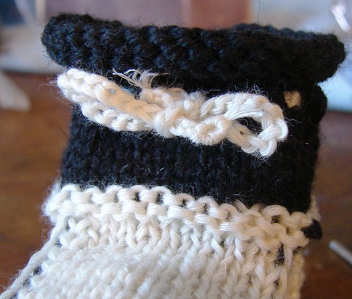 Botines en blanco y negro con agujas de tejer para el verano