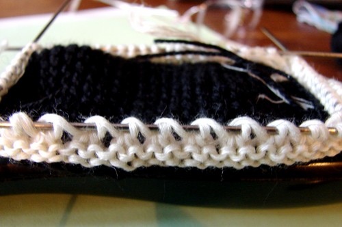 Botines en blanco y negro con agujas de tejer para el verano