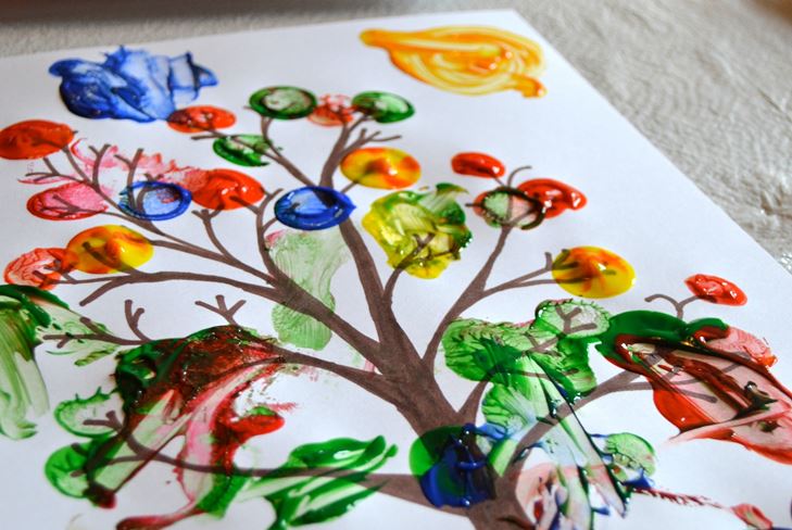 Artesanía infantil hecha de material natural sobre el tema del otoño