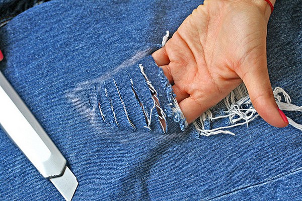 Cómo hacer jeans con rasgaduras o jeans rotos