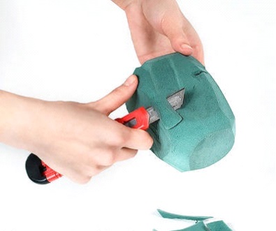 le damos a un pedazo de piaflora una forma de una bola de navidad trabajar con piaflorom