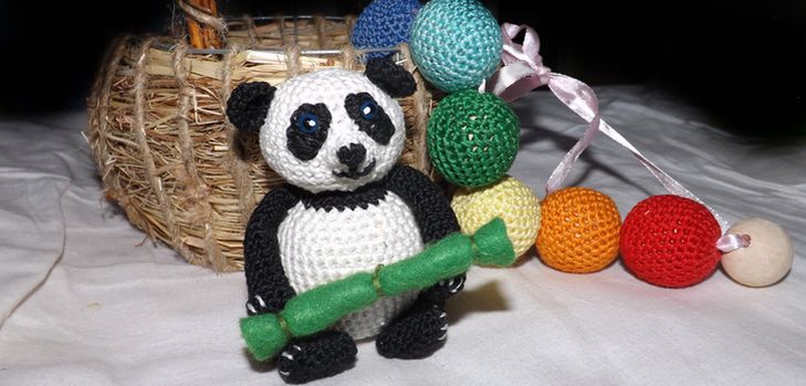 Juguete panda tejido con tus propias manos