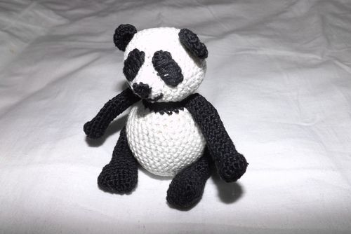 Juguete panda tejido con tus propias manos