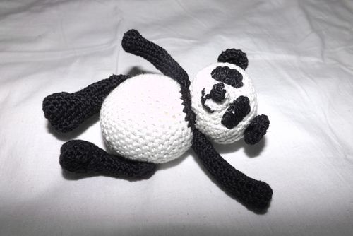 Juguete panda tejido con tus propias manos