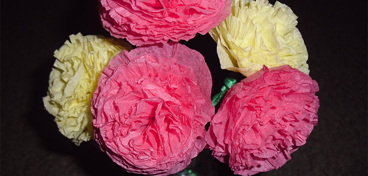 Claveles de papel de colores con sus propias manos el 9 de mayo
