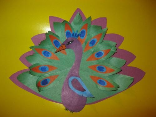 Fabuloso pavo real hecho de papel de colores