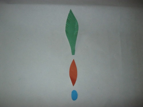 Fabuloso pavo real hecho de papel de colores