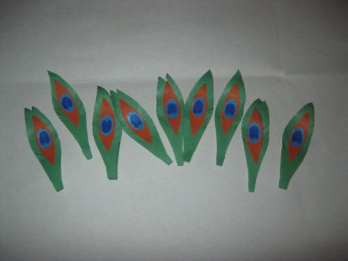 Fabuloso pavo real hecho de papel de colores