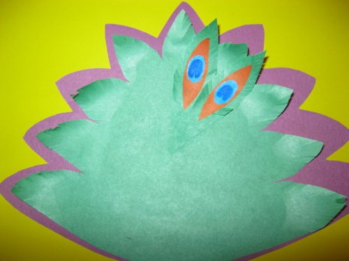 Fabuloso pavo real hecho de papel de colores