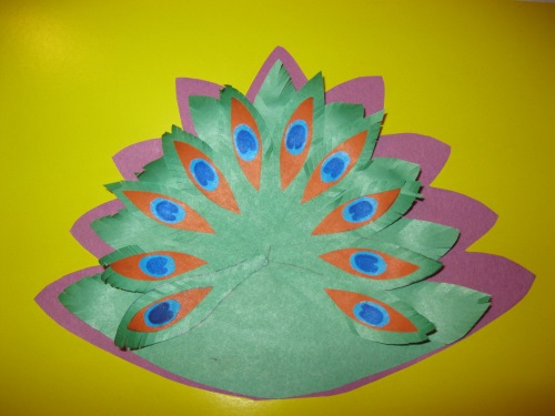 Fabuloso pavo real hecho de papel de colores