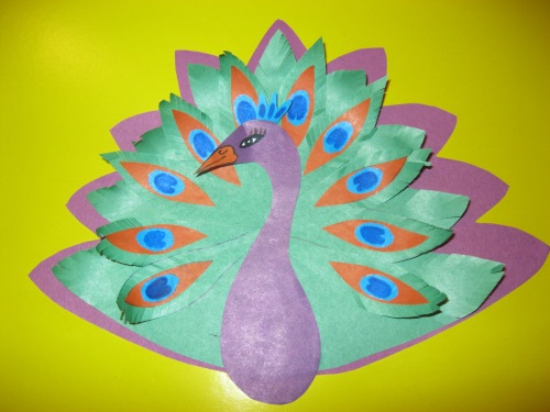 Fabuloso pavo real hecho de papel de colores