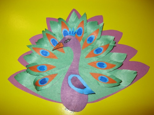 Fabuloso pavo real hecho de papel de colores