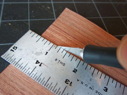 Cortar madera contrachapada fina y aluminio