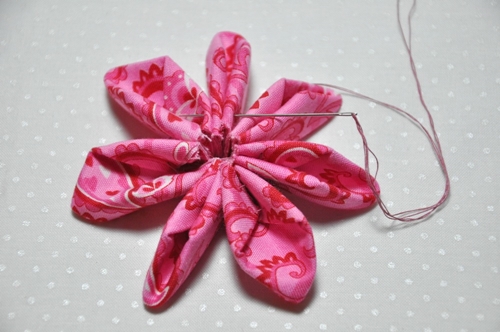 Cómo hacer flores kanzashi de un pañuelo con sus propias manos