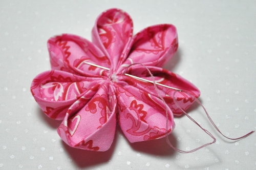 Cómo hacer flores kanzashi de un pañuelo con sus propias manos