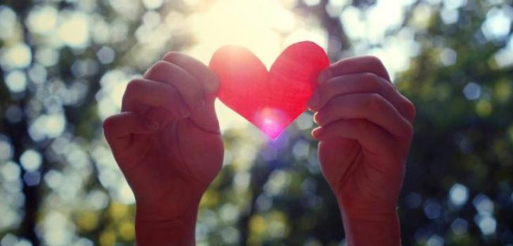 manos con un corazón