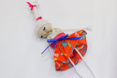 Marioneta de muñecas con materiales improvisados
