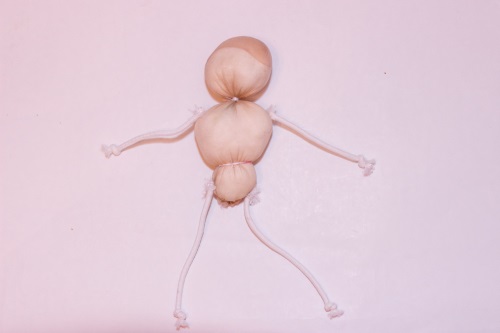 Marioneta de muñecas con materiales improvisados