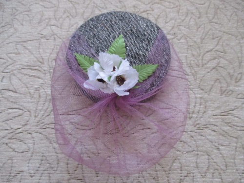 Cómo hacer un pequeño sombrero femenino, clase magistral. Sombrero-tableta con velo con sus propias manos, fotos paso a paso, video