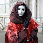 Cómo hacer una máscara con tus propias manos para Halloween?
