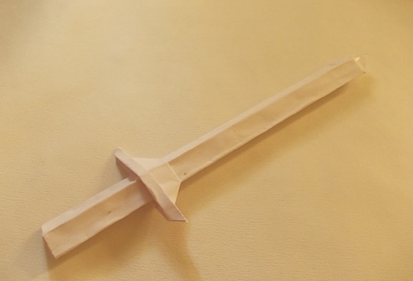 Cómo hacer una espada del papel con tus propias manos