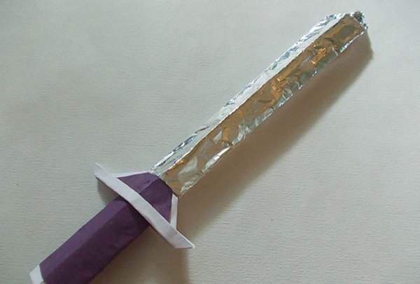 Cómo hacer una espada del papel con tus propias manos